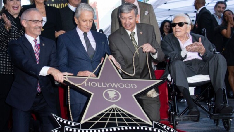 Michael Douglas durfte seinen Stern am „Walk of Fame“ enthüllen. (Bild: AFP or licensors)