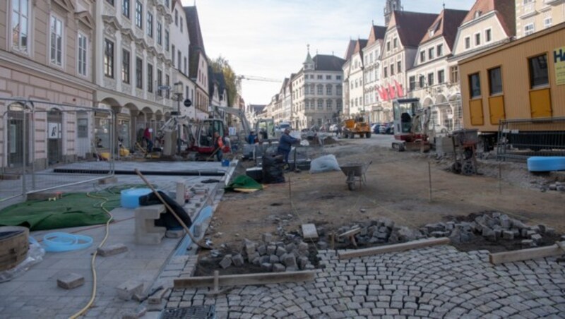 Der Steyrer Stadtplatz wird derzeit neu gepflastert. (Bild: FOTOKERSCHI.AT)