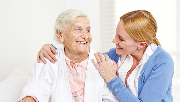 Pflege ist personalintensiv (Symbolbild) (Bild: ©Robert Kneschke - stock.adobe.com)