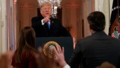 Donald Trump lieferte sich in ein scharfes Wortduell mit CNN-Reporter Jim Acosta. (Bild: AP)