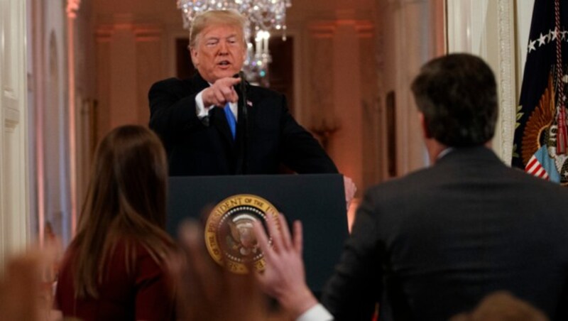 Donald Trump lieferte sich in ein scharfes Wortduell mit CNN-Reporter Jim Acosta. (Bild: AP)