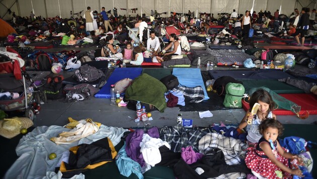Die Flüchtlinge sind in einem Sportzentrum untergebracht. (Bild: APA/AFP/Alfredo ESTRELLA)