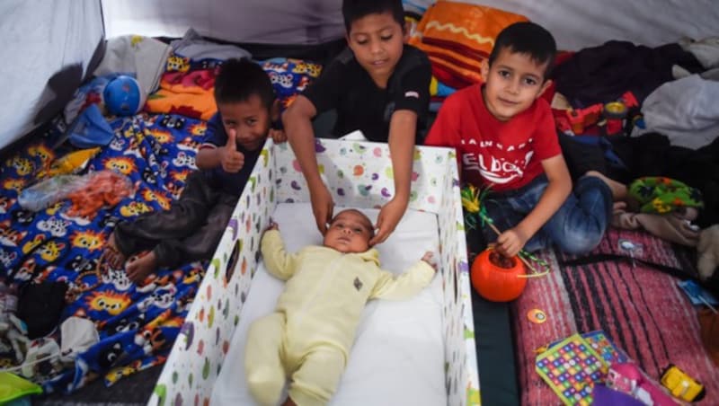 Unter den Flüchtlingen sind auch etliche Kinder und Babys. (Bild: APA/AFP/Alfredo ESTRELLA)