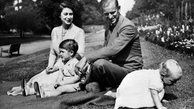 Queen Elizabeth II. und Prinz Philip mit Prinz Charles und Prinzessin Anne (Bild: AFP / picturedesk.com)