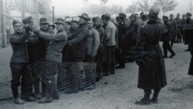 Grazer Private und SA-Leute versammeln sich, um die restlichen Mauern der abgefackelten Synagoge einzureißen. (Bild: Holocaust- und Toleranzzentrum/zVg)