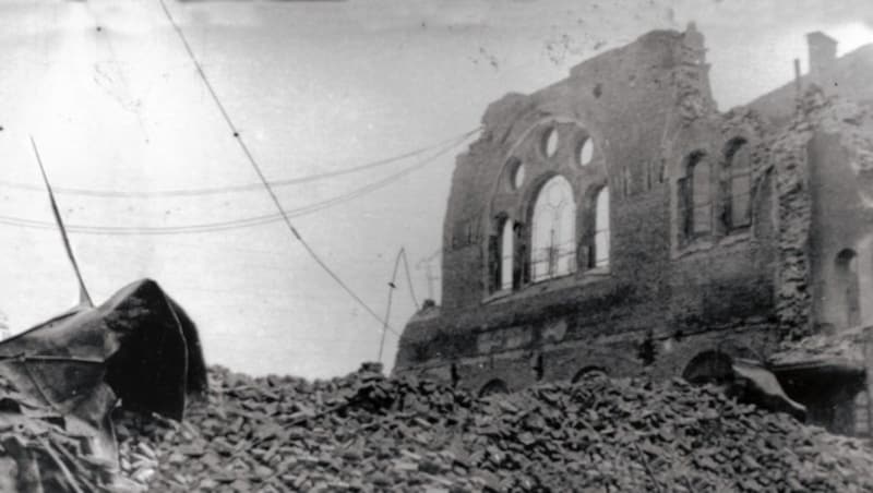 Die Reste der Grazer Synagoge nach dem Pogrom 1938. Die Ziegelsteine wurden in einer Garage verbaut. Um die Jahrtausendwende wurden sie für die Sockelzone der neu errichteten Synagoge verwendet. (Bild: Holocaust- und Toleranzzentrum/z)