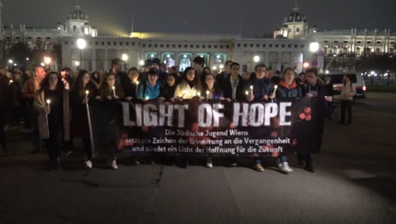 Der „Light of Hope“-Gedenkmarsch (Bild: krone.tv)