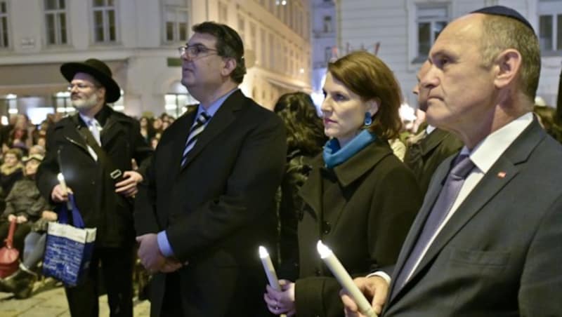 Oberrabbiner Arie Folger, IKG-Präsident Oskar Deutsch, Staatssekretärin Karoline Edtstadler und Nationalratspräsident Wolfgang Sobotka (v.l.) (Bild: APA/HERBERT NEUBAUER)