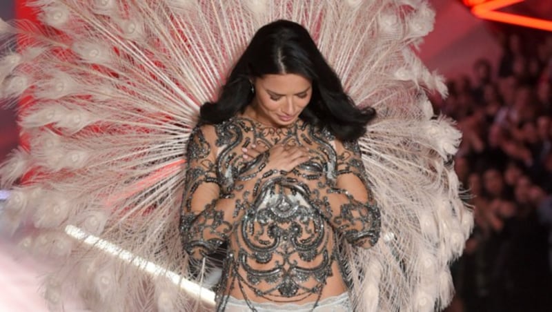 Adriana Lima verabschiedet sich bei der „Victoria‘s Secret 2018“ vom Catwalk (Bild: Evan Agostini / AP / picturedesk.com)