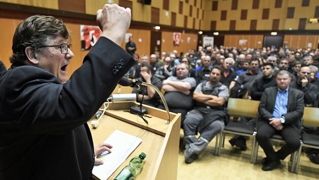 Ein wild gestikulierender Chefverhandler Rainer Wimmer während einer Betriebsversammlung in Wien (Bild: APA/ROBERT JAEGER)