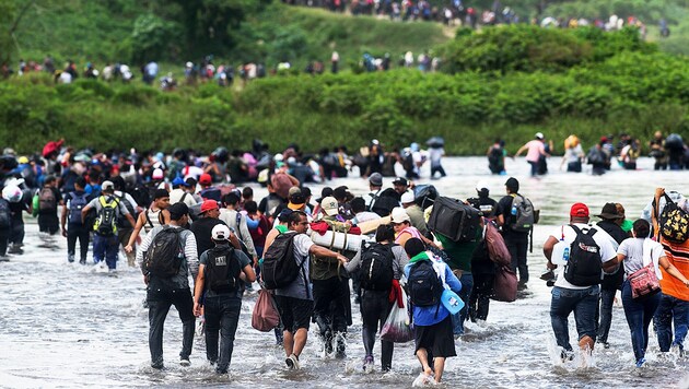 Migranten aus El Salvador auf dem Weg in die USA (Bild: AFP)