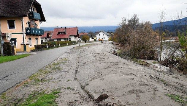 In Latschach bei Velden wird auf Eigeninitiative der Bevölkerung ein Damm entlang des Draugerinnes errichtet. (Bild: PhotoCredit: Sobe Hermann)