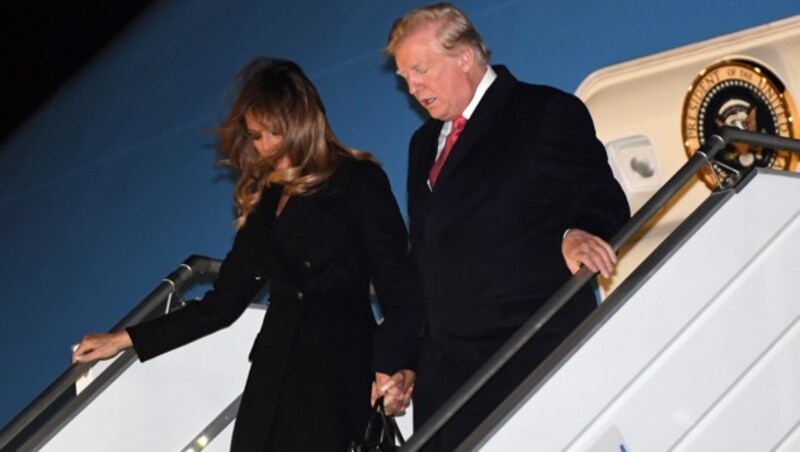 Donald Trump mit seiner Ehefrau Melania nach der Landung in Paris (Bild: AFP)