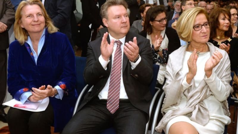 Außenministerin Karin Kneissl (FPÖ), Wiens Bürgermeister Michael Ludwig (SPÖ) und Niederösterreichs Landeshauptfrau Johanna Mikl-Leitner (ÖVP) (Bild: APA/HERBERT PFARRHOFER)