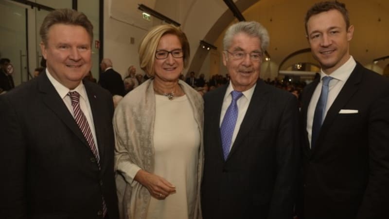 Der Wiener Bürgermeister Michael Ludwig (SPÖ), Niederösterreichs Landeshauptfrau Johanna Mikl-Leitner (ÖVP), Ex-Bundespräsident Heinz Fischer und Kulturminister Gernot Blümel (ÖVP) (Bild: APA/HERBERT PFARRHOFER)