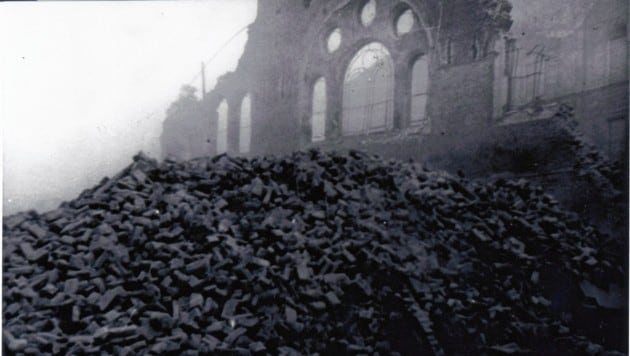 Die Ruine der Grazer Synagoge, die am 9. 11. 1938 von Nationalsozialisten angezündet wurde. Die Ziegel wurden in einer Garage verbaut - und 60 Jahre später für den Neubau verwendet. (Bild: Holocaust- und Toleranzzentrum/z)