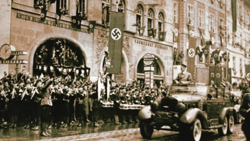 Grazer Hauptplatz am 3. April 1938: Die „Stadt der Volkserhebung“ feiert ihren „Führer“ Adolf Hitler. (Bild: Landesmuseum Joanneum)