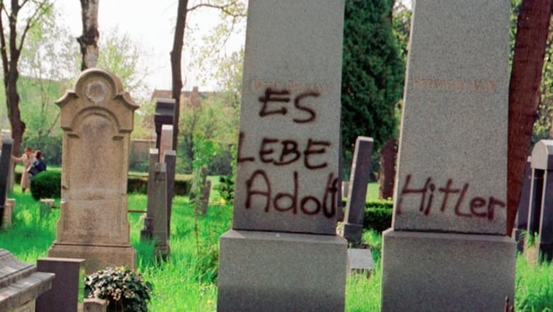 Neonazi-Schmierereien auf dem jüdischen Friedhof in Graz. Tatzeitpunkt war der 20. April 1999. (Bild: HELGE O. SOMMER)