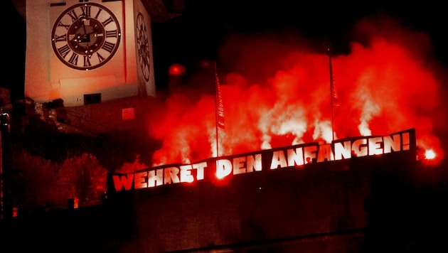 Leuchtender Appell unter dem Grazer Uhrturm: Ein starkes Zeichen gegen rechte Hetze setzte die kommunistische Jugend am 9. November zum Gedenken an die Pogrome vor 80 Jahren. (Bild: Kommunistische Jugend Graz)