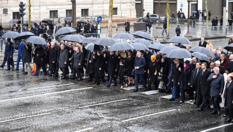 Dutzende Staats- und Regierungschefs beim Weltkriegsgedenken in Paris (Bild: AFP)