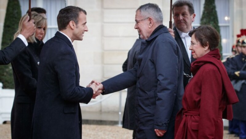 Alexander Van der Bellen und seine Frau Doris Schmidauer werden von Emmanuel Macron begrüßt. (Bild: APA/BUNDESHEER/PETER LECHNER)