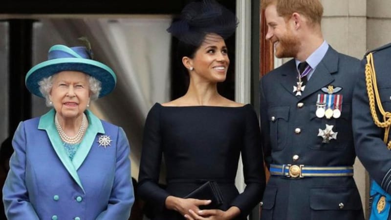 Queen Elizabeth, Meghan Markle und Prinz Harry (Bild: AP)