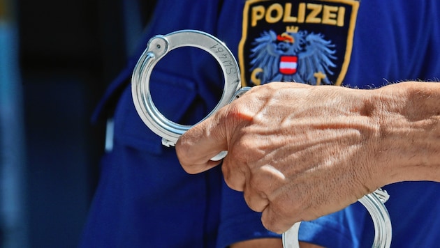 Handschellen wie diese ließen sich beim Einsatztraining der Polizei einfach nicht mehr öffnen. (Bild: Christof Birbaumer)