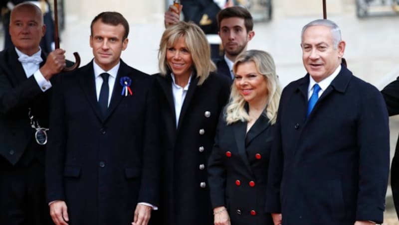 Emmanuel und Brigitte Macron begrüßten Benjamin und Sara Netanyahu in Paris. (Bild: ASSOCIATED PRESS)