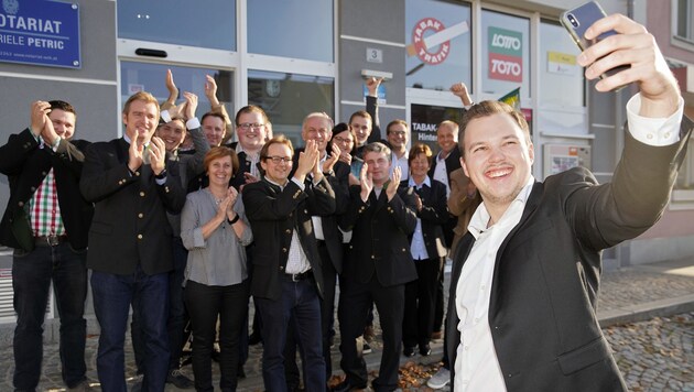 Oberösterreichs jüngster Bürgermeister Grüneis Fabian (ÖVP) mit seinem Team. (Bild: Gerhard Wenzel)