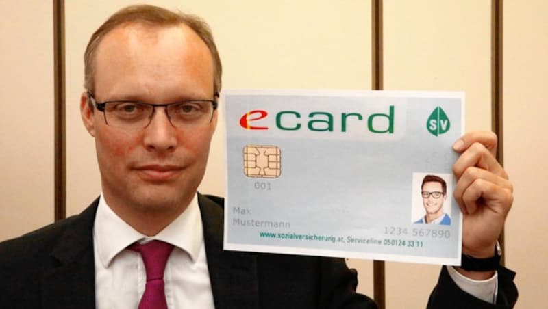 Alexander Biach mit einem Entwurf für E-Card. (Bild: Martin A. Jöchl)