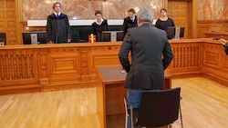 Erol O. (54) vor dem Richter-Senat im Schwurgerichtssaal des Landesgerichtes Salzburg (Bild: Markus Tschepp)