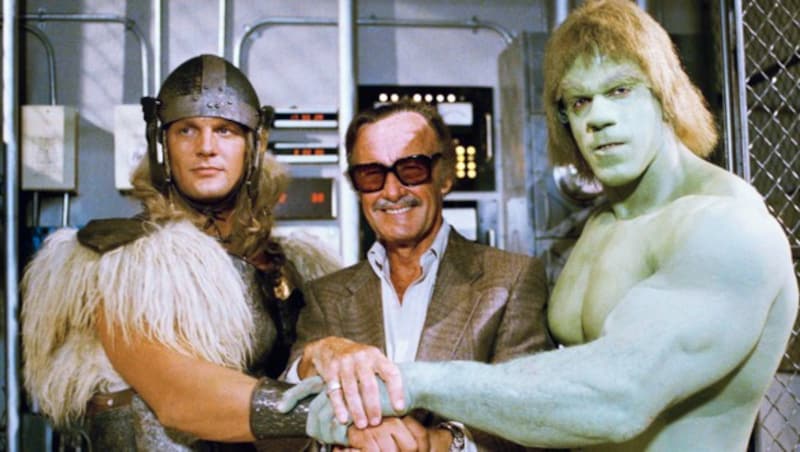 Stan Lee mit „Thor“ und „Incredible Hulk“ im Jahr 1988 (Bild: AP)