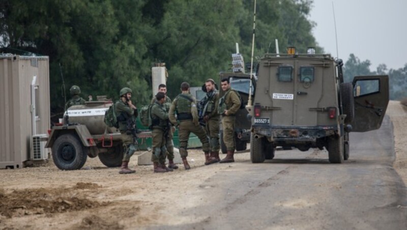 Israelische Soldaten an der Grenze zum Gazastreifen (Bild: Associated Press)