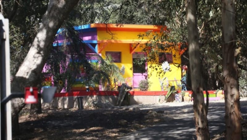 Das bunte Gästehaus auf Miley Cyrus‘ Grundstück hat das Feuer fast zur Gänze überstanden. (Bild: www.PPS.at)