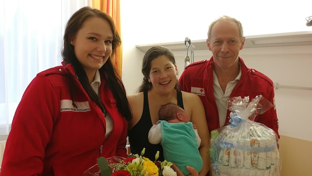 Felix mit Mama Verena freuten sich über den Besuch der Geburtshelfer aus dem Rettungsauto (Bild: Rotes Kreuz/Schweiger)