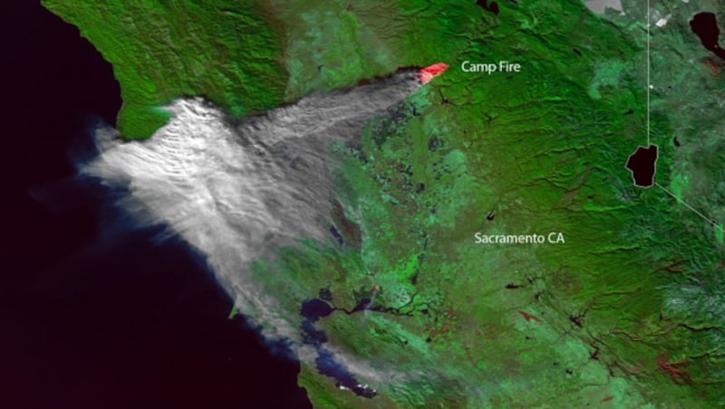 Blick aus dem All auf das verheerende „Camp Fire“ im Norden Kaliforniens (Bild: NOAA)