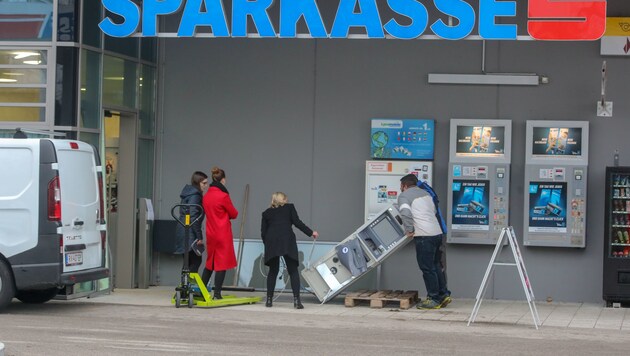 Der Bankomat blieb zurück, wird geborgen (Bild: Pressefoto Scharinger © Daniel Scharinger)