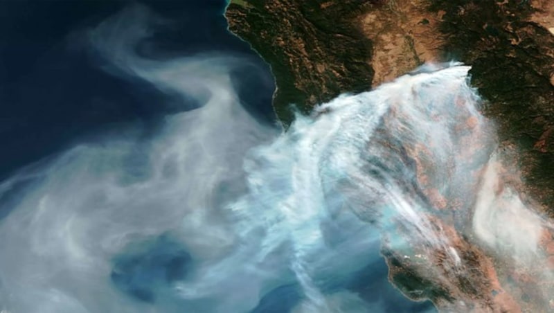 Die Aufnahme des Satelliten „Suomi NPP“ zeigt die gewaltige Rauchwolke des „Camp Fire“. (Bild: NASA/NOAA)