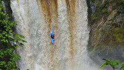 Paddeln am Limit! Kanute Mario Leitner bezwang den Wasserfall „Tomata I“ in Mexiko. (Bild: ZVG)