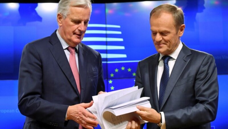 Chefverhandler Barnier (li.) und Ratspräsident Tusk blättern im Vertragsentwurf. (Bild: APA/AFP/EMMANUEL DUNAND)