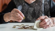 Frauen bekommen durchschnittlich um 39,7 Prozent weniger Pension als Männer und müssen am Ende ...