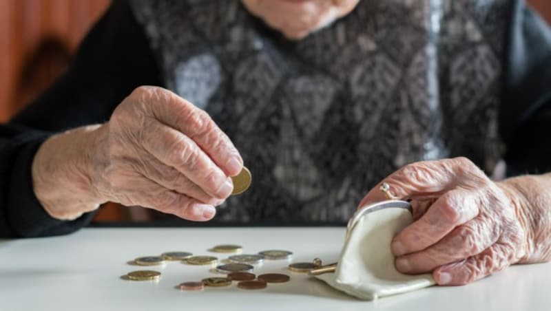 Fritsche und sein Team verteilen aber auch Lebensmittel an ältere Menschen, die von Armut betroffen sind. (Bild: ©kasto - stock.adobe.com)