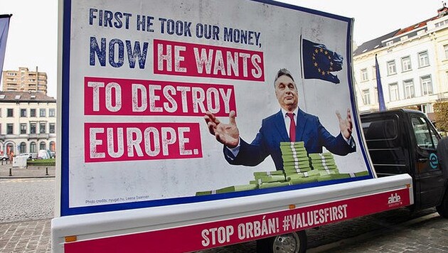 Mit diesem Plakat touren die EU-Liberalen gemeinsam mit ihren ungarischen Freunden aus der Momentum-Partei durch Ungarn. (Bild: twitter.com)