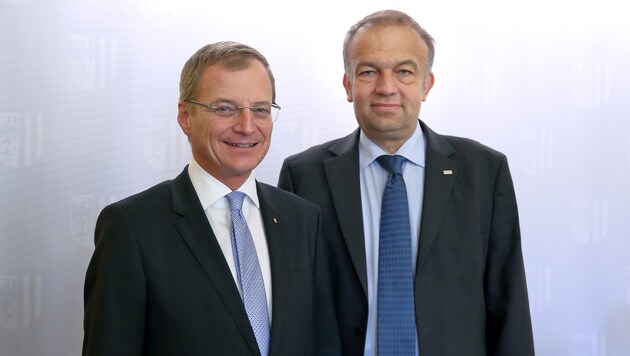 LH Thomas Stelzer (ÖVP) mit JKU-Rektor Meinhard Lukas bei der Verkündung des Budget-Ergebnisses. (Bild: Land OÖ/Schauer Sandra)