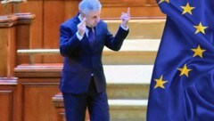 Nach seiner Wutrede auf die EU streckte Florin Iordache seine Mittelfinger in die Höhe - der Adressat der obszönen Gäste war die EU-Kommission. (Bild: twitter.com, krone.at-Grafik, stock.adobe.com)