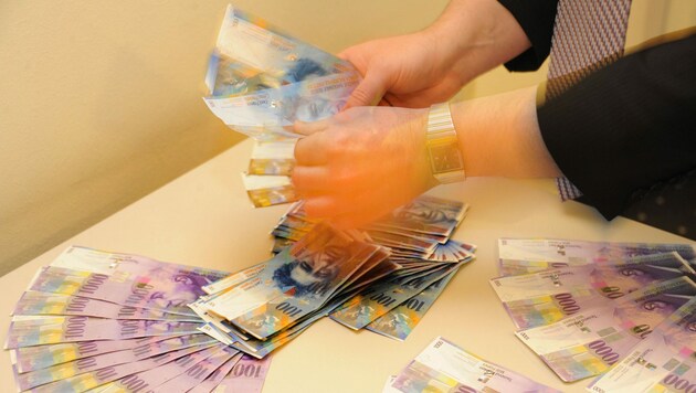 200.000 Schweizer Franken, umgerechnet 230.000 Euro - der Betrüger kassierte groß ab. (Bild: Kronen Zeitung/ Chris Koller)