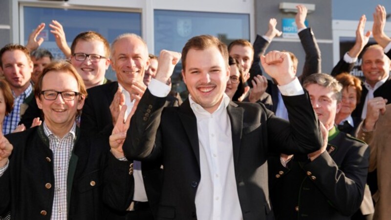 So jubelte der 22-jährige Fabian Grüneis über seinen Erfolg bei der Bürgermeisterwahl. (Bild: gewefoto - Gerhard Wenzel)