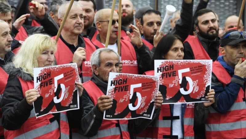 Eine Kundgebung im Rahmen der Warnstreiks der Metalltechnischen Industrie (Bild: APA/ROBERT JAEGER)