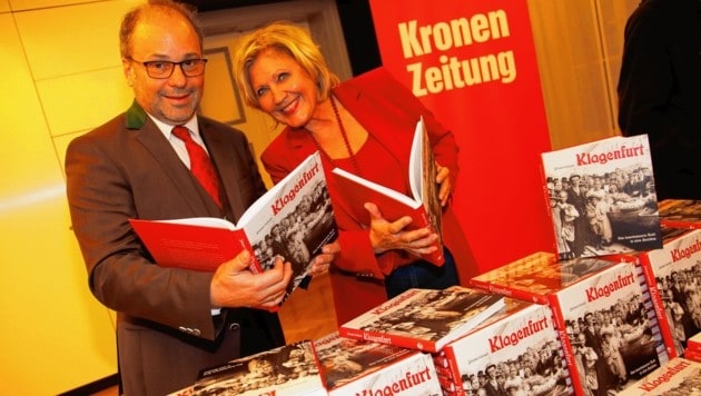 Bürgermeisterin Maria-Luise Mathiaschitz mit „Krone“-Chefredakteur Hannes Mößlacher. Nur noch wenige Exemplare sind zu haben, die zweite Auflage ist aber bereits in Arbeit. (Bild: Rojsek-Wiedergut Uta)