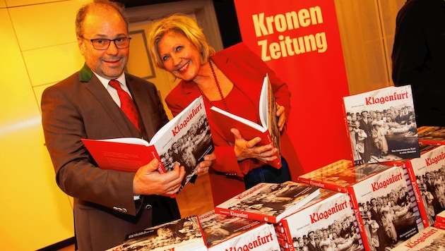 Bürgermeisterin Maria-Luise Mathiaschitz mit „Krone“-Chefredakteur Hannes Mößlacher. Nur noch wenige Exemplare sind zu haben, die zweite Auflage ist aber bereits in Arbeit. (Bild: Rojsek-Wiedergut Uta)